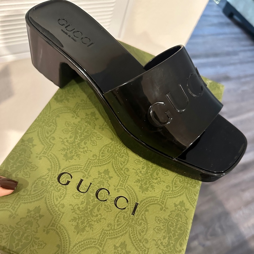 GUCCI rubber slide sandal size 39  (8.5 - 9)